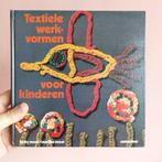 Boek Textiele werkvormen voor kinderen - Hetty Mooi, Ophalen of Verzenden, Zo goed als nieuw, Hetty Mooi, Overige onderwerpen