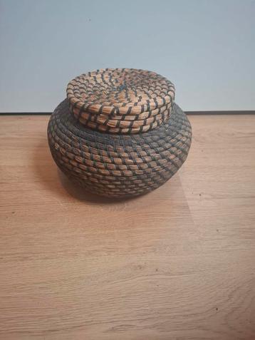 Handgemaakte Sierpot met Deksel beschikbaar voor biedingen