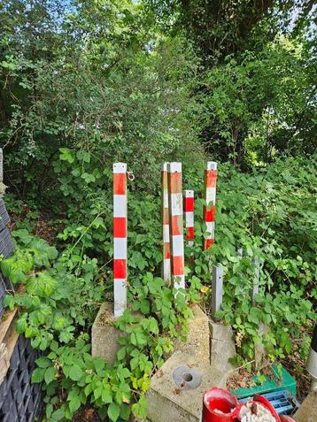 Metalen afzetpalen rood-wit met betonvoet beschikbaar voor biedingen