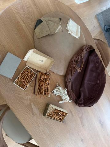 Kantklos kussen met toebehoren beschikbaar voor biedingen