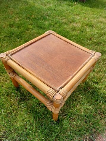Vintage Rotan Bijzettafeltje Vierkant beschikbaar voor biedingen