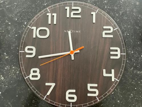 “Nextime Classy Round” wandklok walnoot igs, Huis en Inrichting, Woonaccessoires | Klokken, Zo goed als nieuw, Wandklok, Ophalen of Verzenden