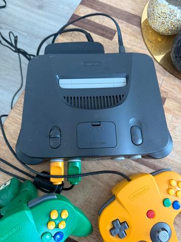 Nintendo 64 met 2 controllers, rumble pack en kabels beschikbaar voor biedingen