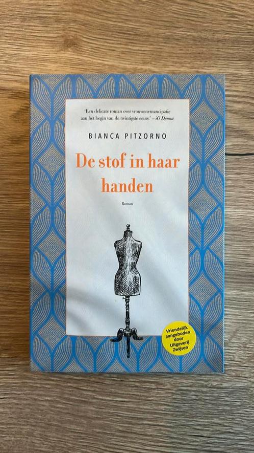 Bianca Pitzorno - De stof in haar handen, Boeken, Literatuur, Zo goed als nieuw, Nederland, Ophalen of Verzenden