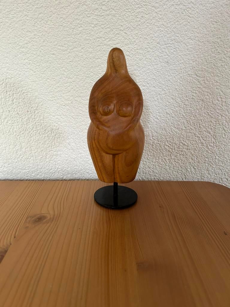 Massief houten vrouwen beeld op metalen voet, Ophalen of Verzenden, Gebruikt, Mens