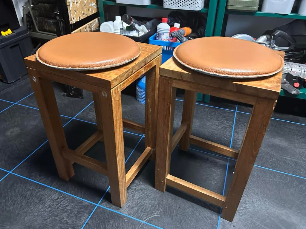 Twee houten krukken met bruine zitting, Huis en Inrichting, Krukjes, Ophalen, Gebruikt, Hout