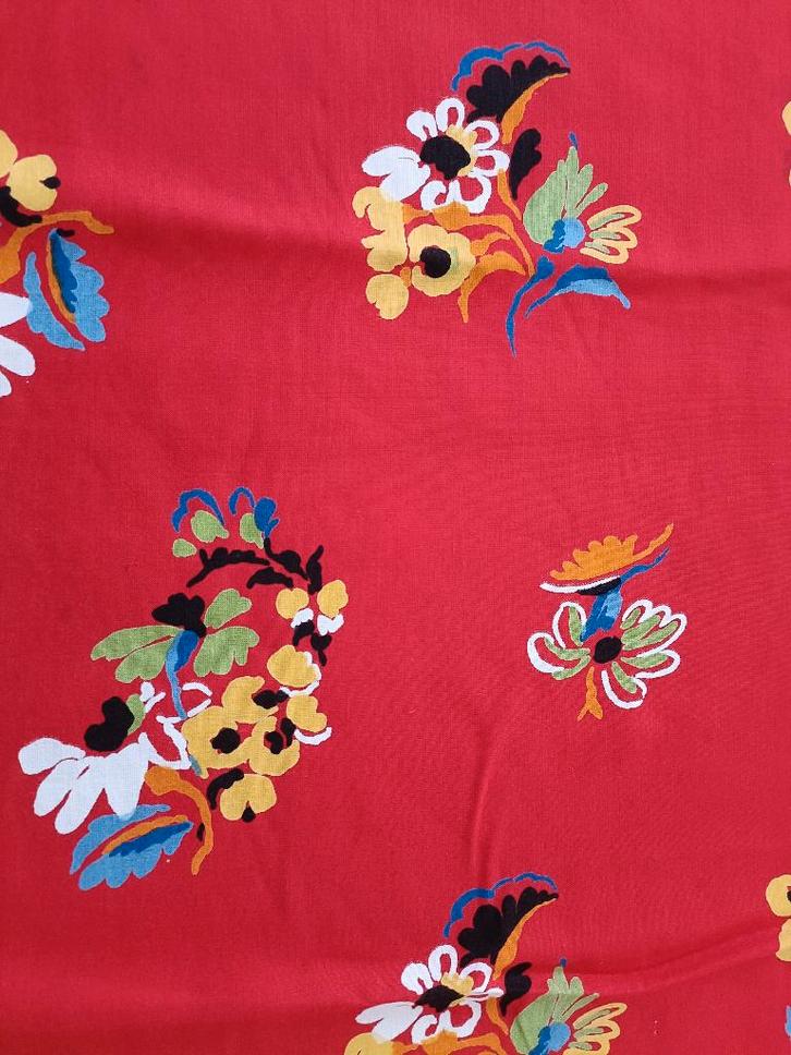 BIJNA GRATIS Vintage stof rood met bloemen dunne katoen (R19, Hobby en Vrije tijd, Stoffen en Lappen, Nieuw, Overige materialen