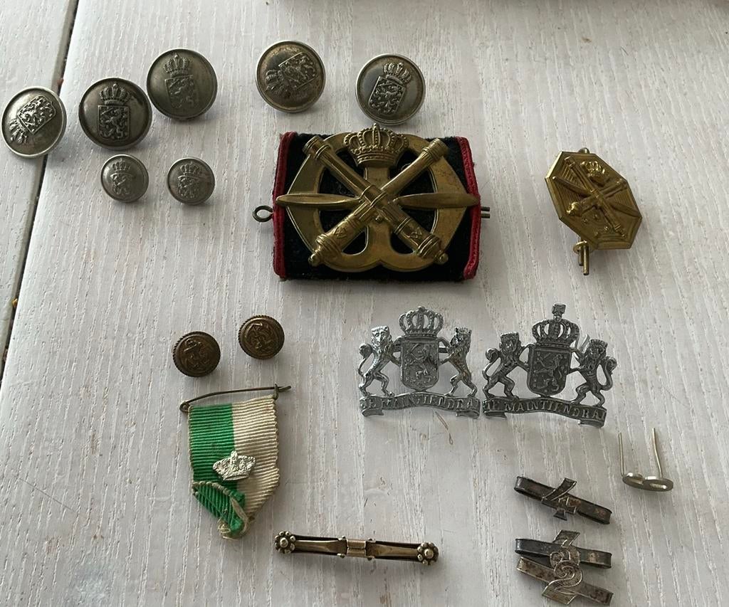 Militairia. Fournitour, Ophalen of Verzenden, Landmacht, Nederland, Embleem of Badge