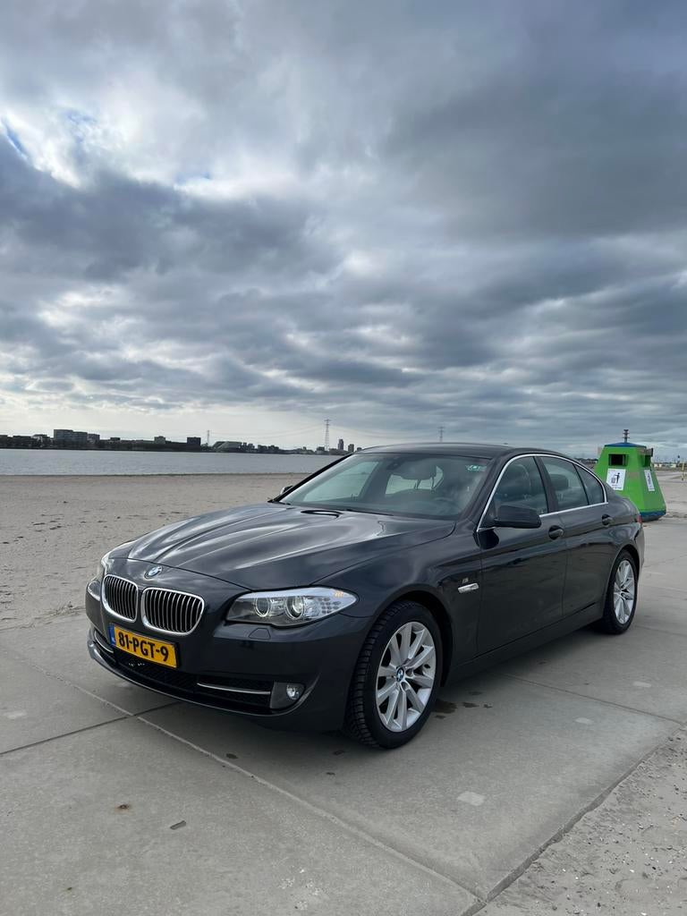 BMW 5-Serie 3.0 I 523 AUT 2011 Grijs, Auto's, Achterwielaandrijving, 2000 kg, 2996 cc, Bruin