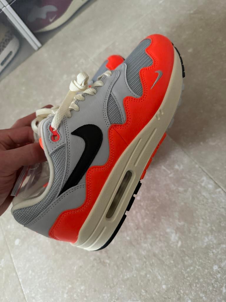 Nike Air Max 1 x “Patta Waves Hyper Crimson", Kleding | Heren, Schoenen, Ophalen of Verzenden, Nieuw, Overige kleuren