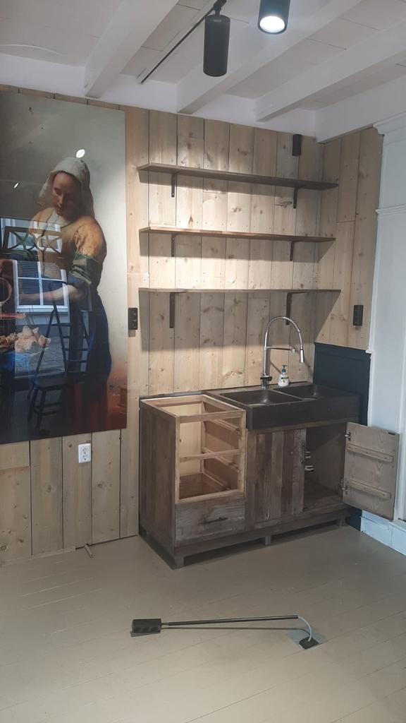 Showroom Keukenblok Natuursteen met Smeg koelkast, Huis en Inrichting, Keuken | Complete keukens, Ophalen, Zwart, Graniet of Steen