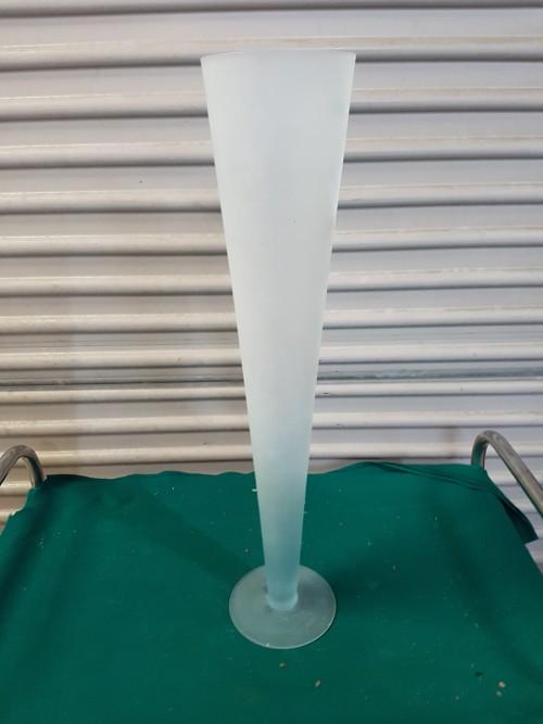 Vaas van wit glas, op voet, hoog, Ophalen of Verzenden