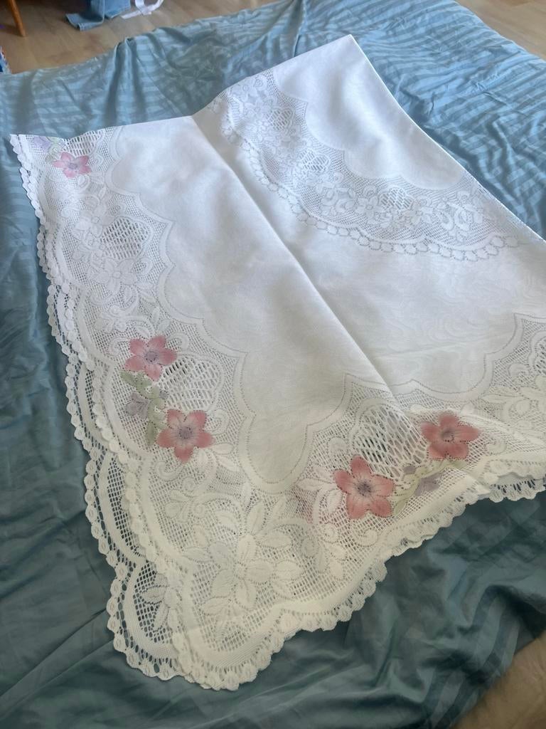 Nieuwe mooi tafeel kleed 4of5stuks bieden, Antiek en Kunst, Antiek | Kleden en Textiel, Ophalen of Verzenden