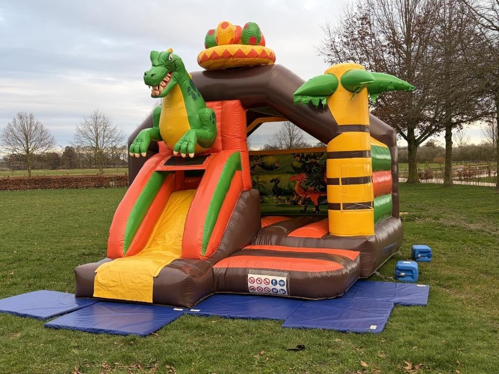 Springkussen Dino te huur €90,-, Hobby en Vrije tijd, Feestartikelen | Verhuur, Ophalen, Zo goed als nieuw, Overige