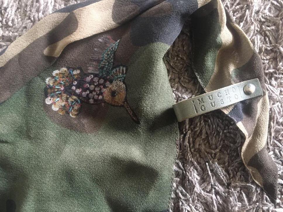 Nieuwe zijden merksjaal t.w.v. €150 merk Mucho Gusto!, Kleding | Dames, Ophalen of Verzenden, Nieuw, Maat 34 (XS) of kleiner, Sjaal