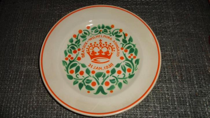 1938 Beatrix bord Regout Maastricht Nijmegen, Antiek en Kunst, Curiosa en Brocante, Verzenden