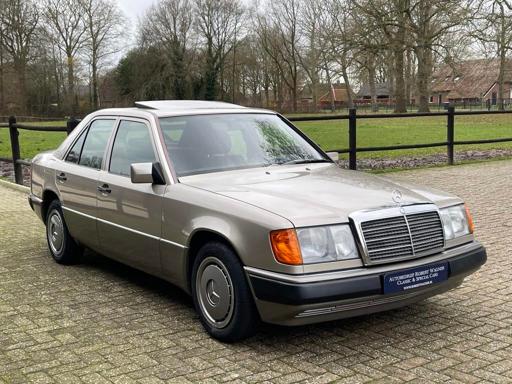 Mercedes-Benz 200-500 (W124) 200 E slechts 48Dkm ! origineel, Auto's, Oldtimers, Handgeschakeld, Sedan, Zilver of Grijs, 2000 cc