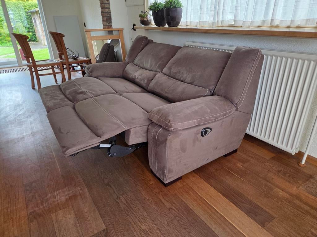 Elektrische suède bank relaxbank, 2 zitsbank, seniorenbank, Ophalen, Zo goed als nieuw