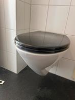 Wandcloset met zwarte zitting, Doe-het-zelf en Verbouw, Sanitair, Ophalen of Verzenden, Gebruikt, Toilet