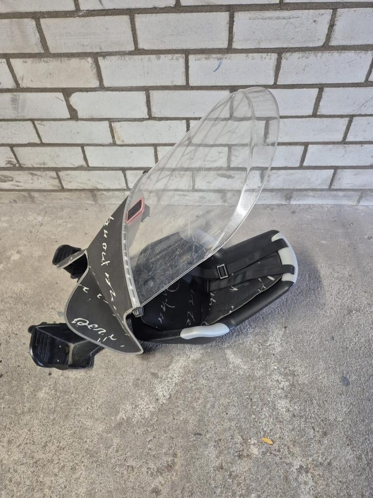 Voor fietsstoeltje / fietszitje met windscherm, Fietsen en Brommers, Ophalen of Verzenden, Gebruikt, Voorzitje, Voetsteuntjes