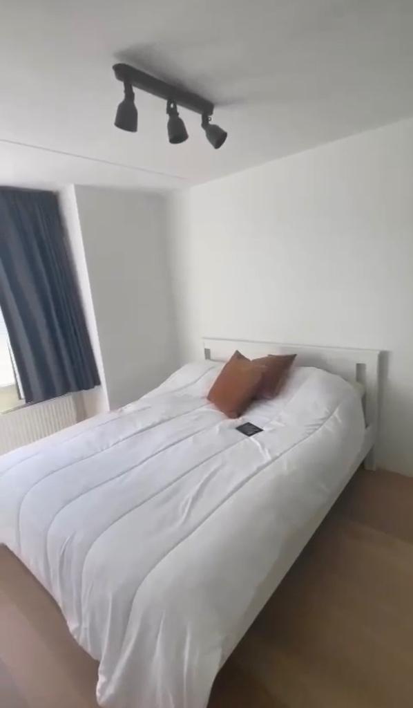 Bed with mattress, Ophalen, Tweepersoons, Zo goed als nieuw, 200 cm