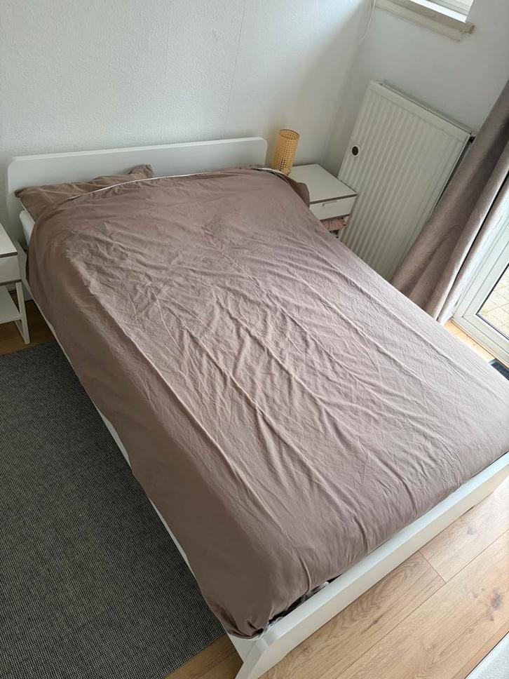IKEA Malm bed 140x200 + matras, topper en dekbed, Huis en Inrichting, Slaapkamer | Bedden, Zo goed als nieuw, Tweepersoons, 140 cm