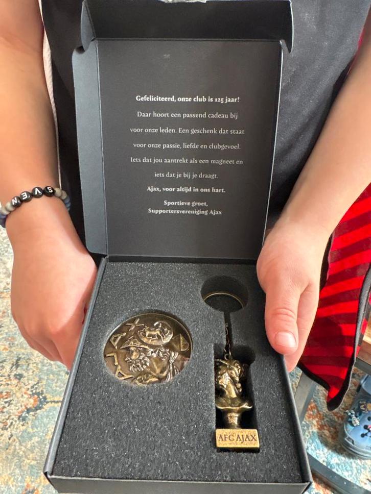 Ajax jubileum sleutelhanger en munt, Verzamelen, Sportartikelen en Voetbal, Nieuw, Overige typen, Ajax, Ophalen