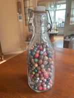 Vintage melkfles  met Kleurrijke kleiknikkers, Ophalen of Verzenden