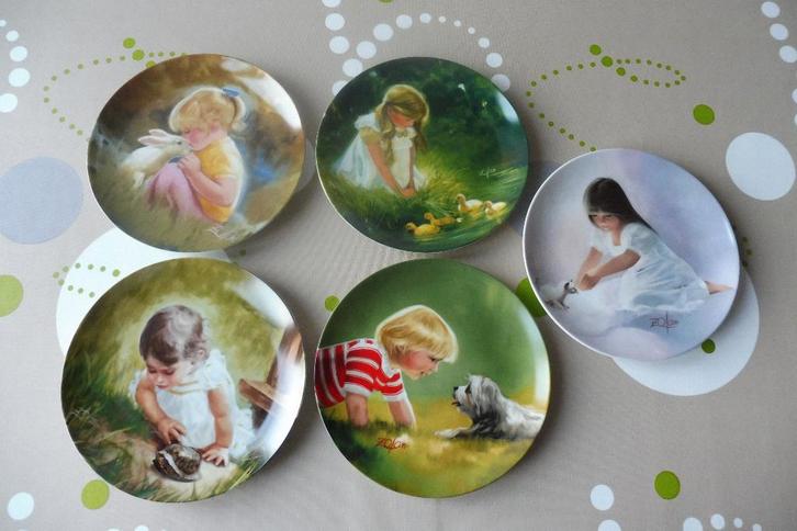 5 wandborden met kinderen en dieren van Zolan, Antiek en Kunst, Antiek | Wandborden en Tegels, Ophalen of Verzenden