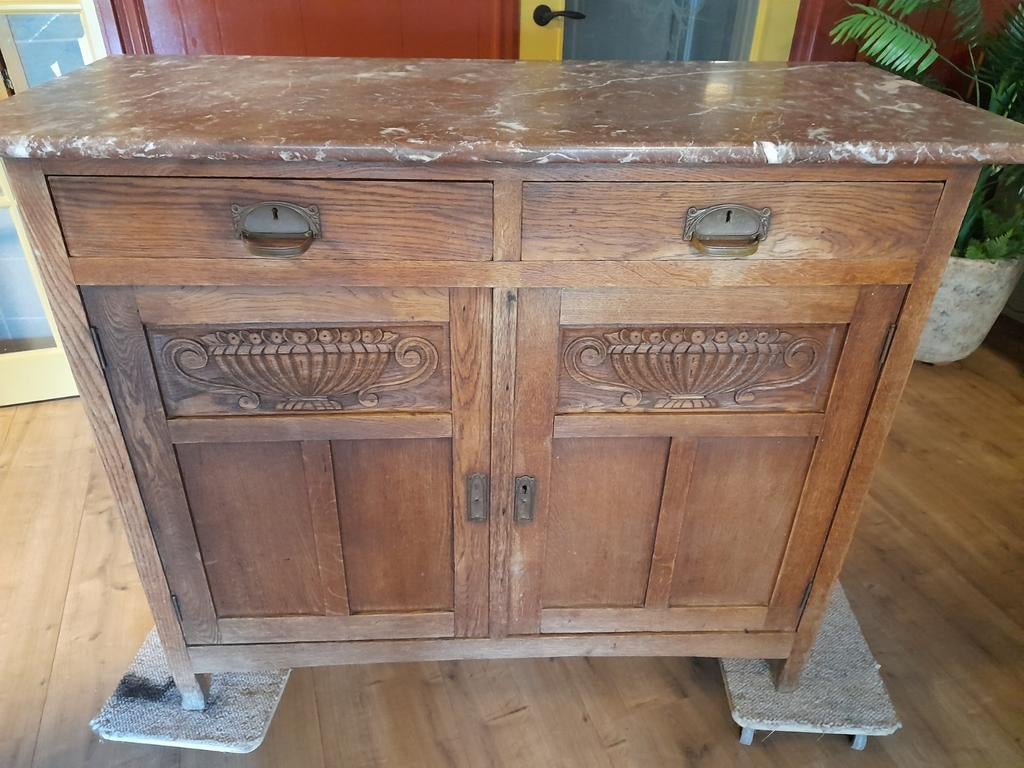 Karakteristiek kastje met marmeren blad, Ophalen