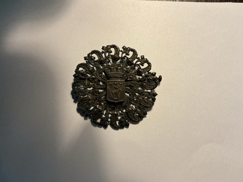 Antieke broche met wapenschild  opbrengst giro 555, Overige materialen, 4 tot 7 cm, Gebruikt, Zwart