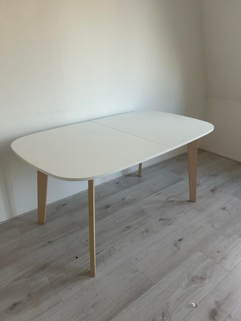 Uitschuifbare witte eettafel met houten poten, Huis en Inrichting, Tafels | Eettafels, Ophalen, 100 tot 150 cm, 50 tot 100 cm