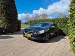 Volvo V60 T3 150pk Powershift 2013 Zwart, Auto's, 1596 cc, Zwart, Leder en Stof, 1600 kg