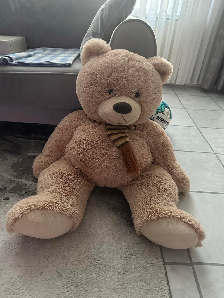 Grote knuffelbeer met sjaal - Zo goed als nieuw, Overige merken, Overige karakters, Beer, Ophalen of Verzenden