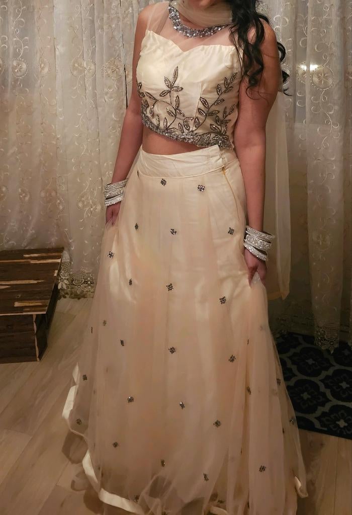 Lehenga poederroze/crème met zilveren accenten, Ophalen, Zo goed als nieuw, Beige, Bruidsmeisjeskleding