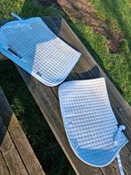 Twee witte paardendekjes, maat full en de andere is kleiner, Ophalen, Gebruikt