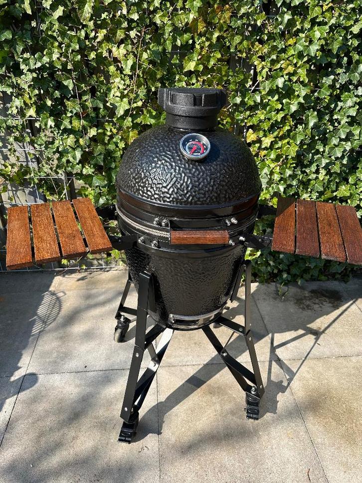 The Bastard Medium Houtskool BBQ, Tuin en Terras, Houtskoolbarbecues, Gebruikt, Met accessoires, Ophalen