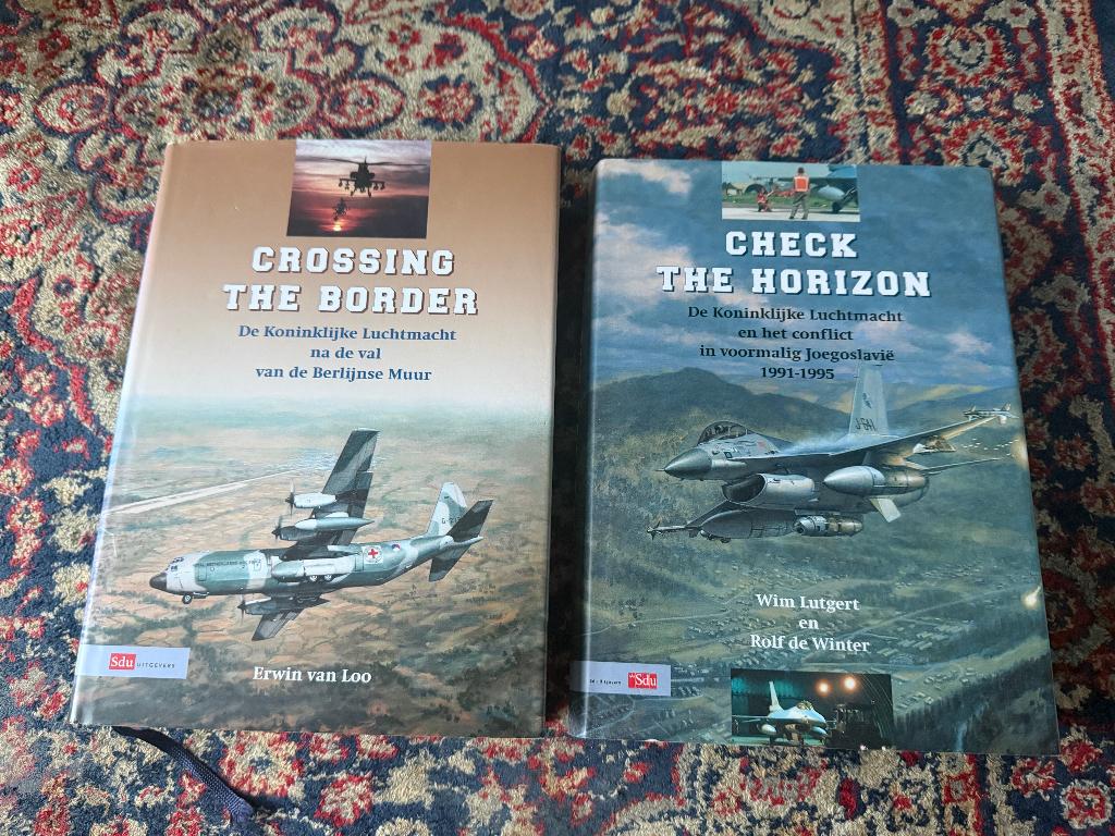 Check the Horizon. Crossing the Border., Nieuw, Diverse auteurs, Ophalen of Verzenden, 1945 tot heden