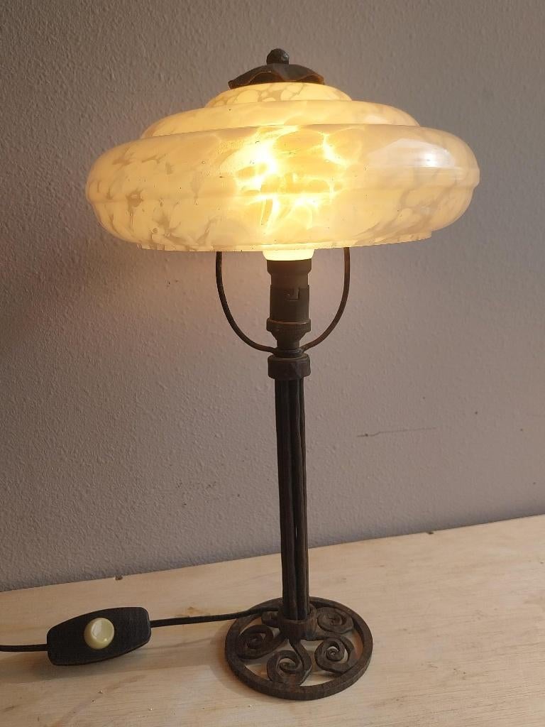 Art Deco tafellamp gemarmerde glazen kap smeedijzeren voet, Ophalen of Verzenden