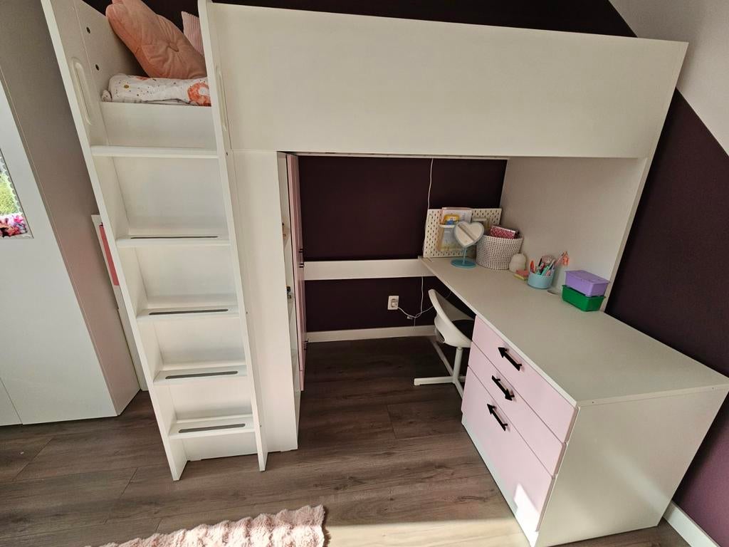 Hoogslaper wit met roze lades/kastdeurtjes en bureau, Kinderen en Baby's, Kinderkamer | Stapelbedden en Hoogslapers, Gebruikt