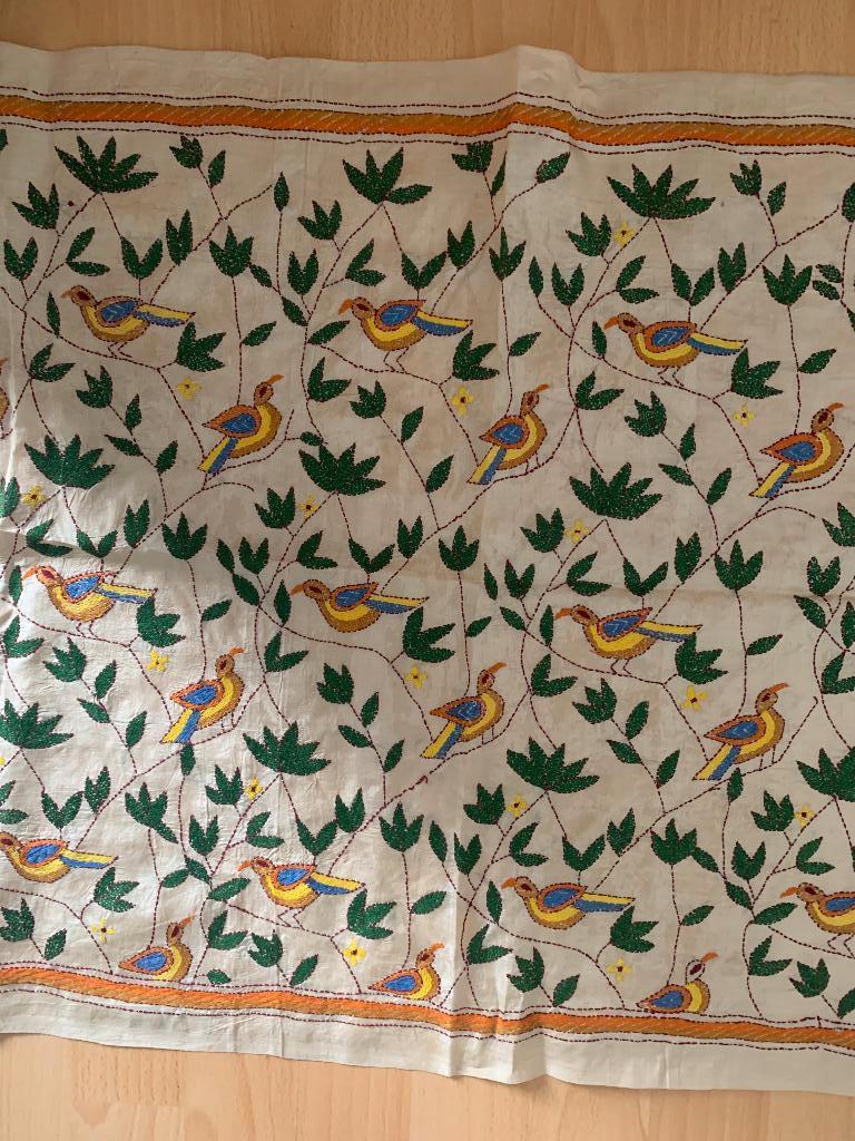 Mooi zijden kleed.  Aziatisch.  fraai geborduurd met vogels, Ophalen of Verzenden