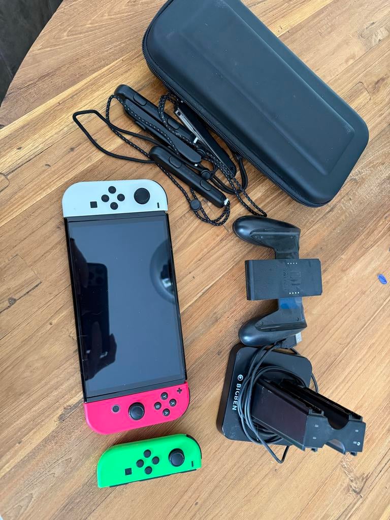 Nintendo Switch OLED met 3 controllers, reishoes en oplader, Spelcomputers en Games, Games | Nintendo Switch, Ophalen, Overige genres