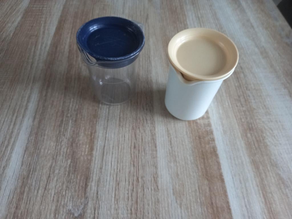 Tupperware Melk kannetjes 2 stuks, Ophalen of Verzenden, Gebruikt, Crème, Beker of Kan