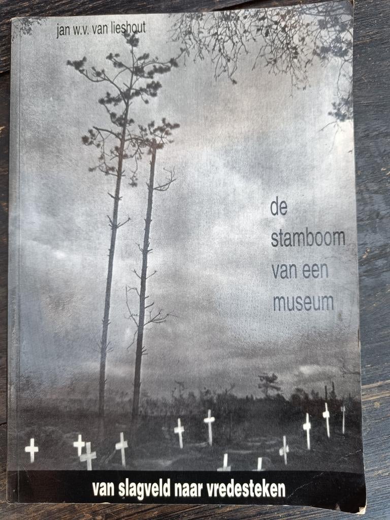 De stamboom van een museum - Jan W.V.V. van Lieshout, Ophalen of Verzenden, Jan W.V.V. van Lieshout, Overige onderwerpen, Tweede Wereldoorlog