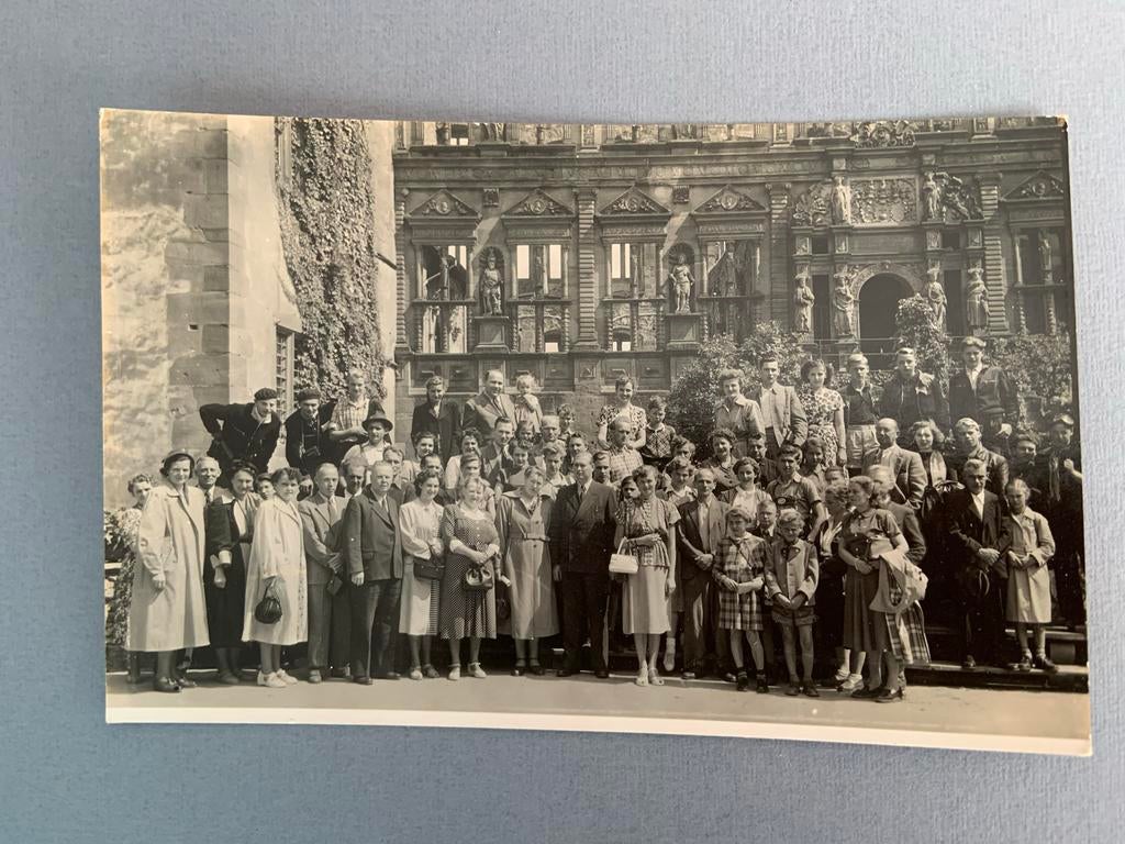 Fotokaart Heidelberg, groep mensen voor gebouw, Verzenden, 1940 tot 1960