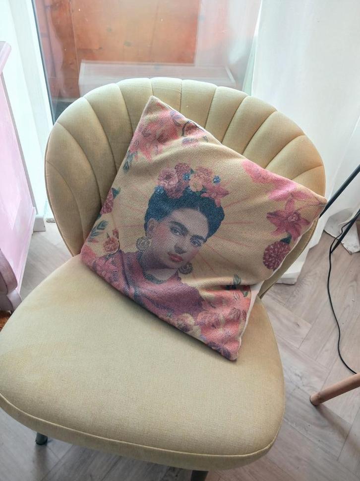 Mooie stoel met Frida Kahlo kussen, Huis en Inrichting, Fauteuils, Zo goed als nieuw, 50 tot 75 cm, Ophalen