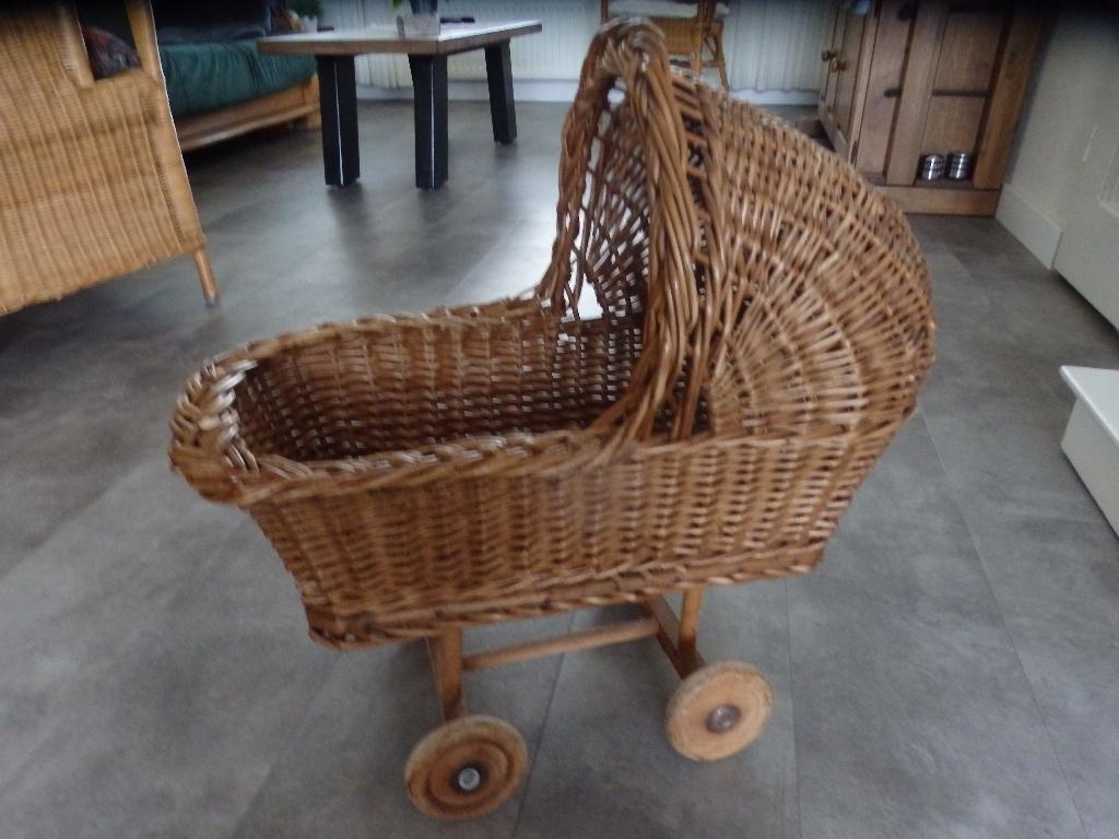Rotan / Rieten wieg wiegje voor een pop op wielen, Kinderen en Baby's, Speelgoed | Poppen, Ophalen, Gebruikt, Overige typen