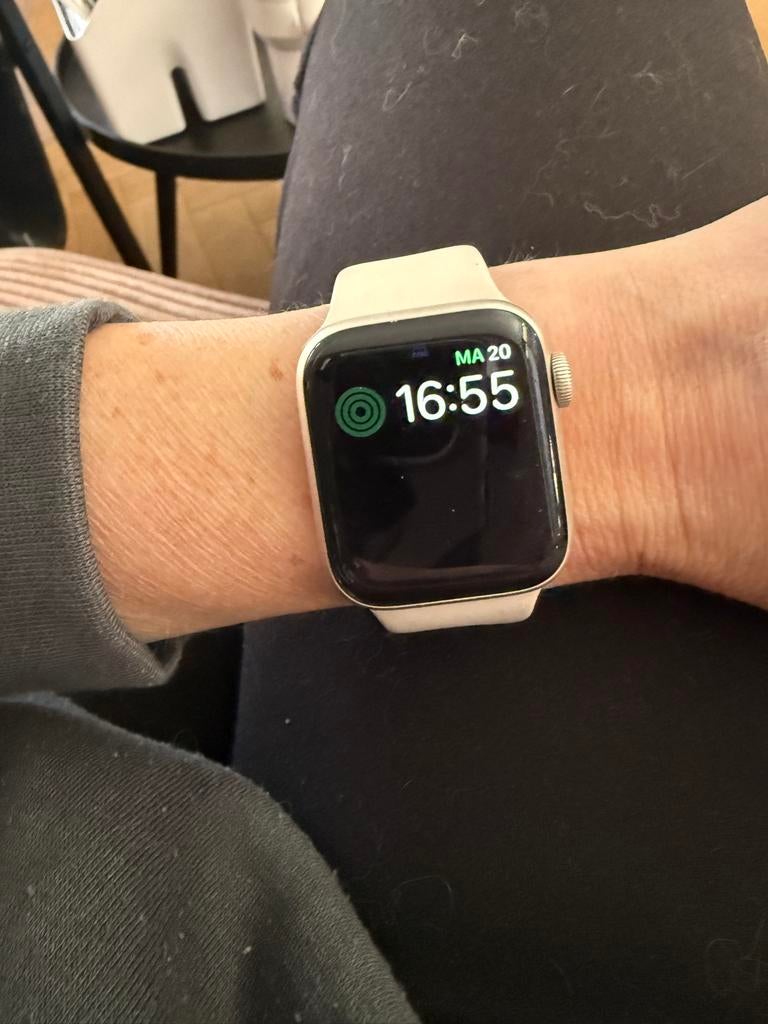 Apple Watch SE (1e generatie) - Zilver met wit bandje, IOS, Ophalen of Verzenden, Waterdicht, Zilver