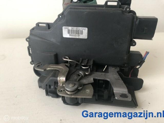 Portierslot mechanisme rechtsvoor VW Passat 992620-101, Auto-onderdelen, Gebruikt, Volkswagen, Ophalen of Verzenden, Volkswagen