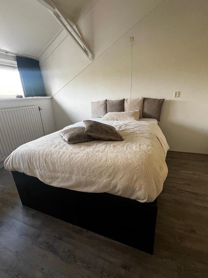Brimnes bed zwart 140x200, Huis en Inrichting, Slaapkamer | Bedden, Zo goed als nieuw, Tweepersoons, 140 cm, 200 cm, Hout, Zwart